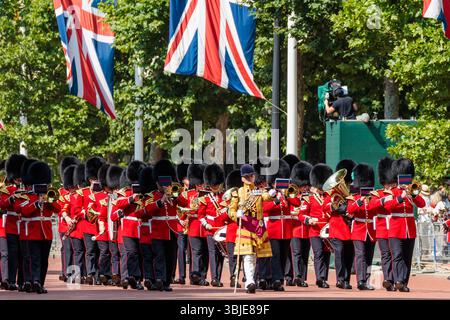 Trooping the Colour, The King’s Birthday Parade, Londres, Royaume-Uni. 14 juin 2025. Les régiments de la division Household marchent dans la procession le long du Mall à Trooping the Colour, la parade d'anniversaire du roi. Crédit : Amanda Rose/Alamy Live News Banque D'Images