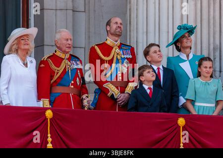 Trooping the Colour, The King’s Birthday Parade, Londres, Royaume-Uni. 14 juin 2025. Leur Majesté, la reine Camilla et le roi Charles III, TRH, le prince et la princesse de Galles, le prince Louis, le prince George et la princesse Charlotte, rejoignent les membres de la famille royale britannique sur le balcon du palais de Buckingham, pour regarder le survol pour conclure Trooping the Colour, la parade d'anniversaire du roi. Crédit : Amanda Rose/Alamy Live News Banque D'Images