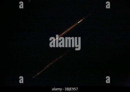Naplouse, Palestine. 14 juin 2025. Des roquettes tirées depuis l'Iran sont aperçues la nuit au-dessus du ciel en Cisjordanie occupée. Israël et l'Iran ont échangé des tirs ; quelques jours après qu'Israël a lancé une campagne de frappes aériennes sans précédent qui, selon l'Iran, a frappé ses installations nucléaires, a "martyrisé" des hauts commandants et a tué des dizaines de civils. (Photo de Nasser Ishtayeh/SOPA images/Sipa USA) crédit : Sipa USA/Alamy Live News Banque D'Images