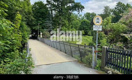 Skulptur verunstaltet - Zeugen gesucht Fotograf :LausitzNews.de/ Tim Kiehle Schirgiswalde-Kirschau, OT Schirgiswalde, Kieferbergstraße 04.06.2025 - 07.06.2025, 16 :20 Uhr Vandalen haben in den vergangenen Tagen die ãHeilige NepomukÒ Skulptur an der Kapplerbrücke in Schirgiswalde mit grüner Farbe beschmiert. Es entstand Sachschaden von rund 300 euros. Die Polizei nahm die Anzeige auf. Zeugen, die sachdienliche Angaben zur Tathandlung oder den Tätern machen können, werden gebeten, sich telefonisch auf dem Polizeirevier Bautzen unter der Rufnummer 03591 356 0 oder BEI jeder an Banque D'Images