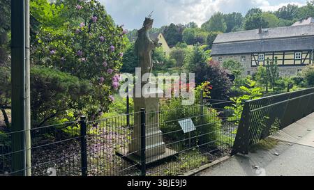 Skulptur verunstaltet - Zeugen gesucht Fotograf :LausitzNews.de/ Tim Kiehle Schirgiswalde-Kirschau, OT Schirgiswalde, Kieferbergstraße 04.06.2025 - 07.06.2025, 16 :20 Uhr Vandalen haben in den vergangenen Tagen die ãHeilige NepomukÒ Skulptur an der Kapplerbrücke in Schirgiswalde mit grüner Farbe beschmiert. Es entstand Sachschaden von rund 300 euros. Die Polizei nahm die Anzeige auf. Zeugen, die sachdienliche Angaben zur Tathandlung oder den Tätern machen können, werden gebeten, sich telefonisch auf dem Polizeirevier Bautzen unter der Rufnummer 03591 356 0 oder BEI jeder an Banque D'Images