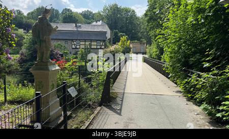 Skulptur verunstaltet - Zeugen gesucht Fotograf :LausitzNews.de/ Tim Kiehle Schirgiswalde-Kirschau, OT Schirgiswalde, Kieferbergstraße 04.06.2025 - 07.06.2025, 16 :20 Uhr Vandalen haben in den vergangenen Tagen die ãHeilige NepomukÒ Skulptur an der Kapplerbrücke in Schirgiswalde mit grüner Farbe beschmiert. Es entstand Sachschaden von rund 300 euros. Die Polizei nahm die Anzeige auf. Zeugen, die sachdienliche Angaben zur Tathandlung oder den Tätern machen können, werden gebeten, sich telefonisch auf dem Polizeirevier Bautzen unter der Rufnummer 03591 356 0 oder BEI jeder an Banque D'Images