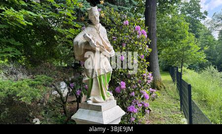 Skulptur verunstaltet - Zeugen gesucht Fotograf :LausitzNews.de/ Tim Kiehle Schirgiswalde-Kirschau, OT Schirgiswalde, Kieferbergstraße 04.06.2025 - 07.06.2025, 16 :20 Uhr Vandalen haben in den vergangenen Tagen die ãHeilige NepomukÒ Skulptur an der Kapplerbrücke in Schirgiswalde mit grüner Farbe beschmiert. Es entstand Sachschaden von rund 300 euros. Die Polizei nahm die Anzeige auf. Zeugen, die sachdienliche Angaben zur Tathandlung oder den Tätern machen können, werden gebeten, sich telefonisch auf dem Polizeirevier Bautzen unter der Rufnummer 03591 356 0 oder BEI jeder an Banque D'Images