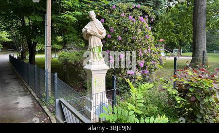 Skulptur verunstaltet - Zeugen gesucht Fotograf :LausitzNews.de/ Tim Kiehle Schirgiswalde-Kirschau, OT Schirgiswalde, Kieferbergstraße 04.06.2025 - 07.06.2025, 16 :20 Uhr Vandalen haben in den vergangenen Tagen die ãHeilige NepomukÒ Skulptur an der Kapplerbrücke in Schirgiswalde mit grüner Farbe beschmiert. Es entstand Sachschaden von rund 300 euros. Die Polizei nahm die Anzeige auf. Zeugen, die sachdienliche Angaben zur Tathandlung oder den Tätern machen können, werden gebeten, sich telefonisch auf dem Polizeirevier Bautzen unter der Rufnummer 03591 356 0 oder BEI jeder an Banque D'Images