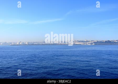 Vue sur Tanger depuis la mer, Maroc Banque D'Images