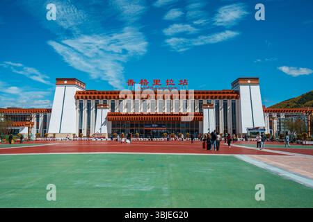 Shangri-la, Chine - 20 octobre 2024 : le bâtiment contemporain de la gare de Shangri-la se dresse sous un ciel bleu vif. Banque D'Images