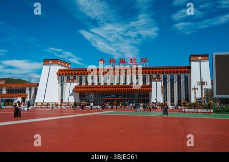 Shangri-la, Chine - 20 octobre 2024 : le bâtiment contemporain de la gare de Shangri-la se dresse sous un ciel bleu vif. Banque D'Images