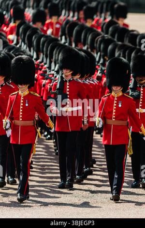 Les troupes des Grenadier Guards marchent vers le terrain de parade avant de se mettre aux couleurs le samedi 14 juin 2025 au palais de Buckingham, à Londres. La compagnie numéro 7 Coldstream Guards met en place leur couleur en présence de sa Majesté le Roi. Plus de 1350 soldats de la Household Division et de la King’s Troop Royal Horse Artillery y ont participé, dont plus de 300 musiciens des groupes massés. Crédit photo : Julie Edwards. Banque D'Images