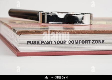 Familiarité, habitudes, découverte, défi, concept d'incertitude. LES MOTS POUSSENT AU-DELÀ DE VOTRE ZONE DE CONFORT. Banque D'Images