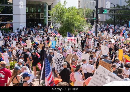 14 juin 2025 : les manifestants assistent à la manifestation nationale "No Kings" à l'hôtel de ville de Tampa, protestant contre le président Donald Trump et son autorité, semblable à un roi, règne pendant son second mandat. Environ 4 à 5 000 manifestants ont répondu en ligne pour Tampa, et 12,1 millions se sont présentés dans tout le pays. Crédit : Brandon Moser/Alamy Live News Banque D'Images