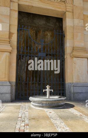 Felsenquelle, Rock Spring No. 10, Pramen Skalni une source de guérison populaire dans la ville thermale de Karlovy Vary en République tchèque Banque D'Images