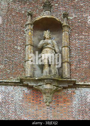 Une statue du roi Alfred debout dans une niche au-dessus de l'entrée de la tour Alfred une folie debout sur la colline KingSettle à la frontière du Somerset wiltshire Banque D'Images