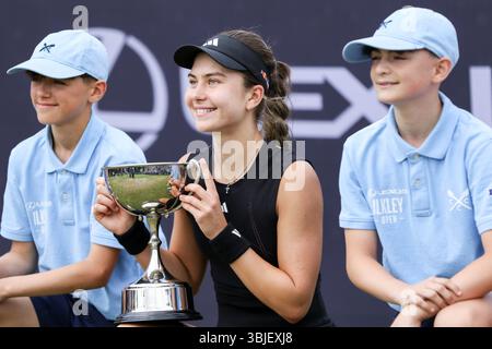 Ilkley, Royaume-Uni. 15 juin 2025. Ilkley Tennis Club, Angleterre, 15 juin 2025 : IVA Jovic avec le trophée WTA 125 Lexus Ilkley Open au Ilkley Tennis Club à Ilkley, Angleterre, le 15 juin 2025. (Sean Chandler/SPP) crédit : photo de presse sportive SPP. /Alamy Live News Banque D'Images