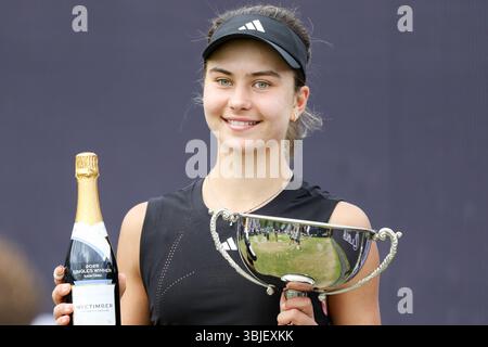 Ilkley, Royaume-Uni. 15 juin 2025. Ilkley Tennis Club, Angleterre, 15 juin 2025 : IVA Jovic avec le trophée WTA 125 Lexus Ilkley Open au Ilkley Tennis Club à Ilkley, Angleterre, le 15 juin 2025. (Sean Chandler/SPP) crédit : photo de presse sportive SPP. /Alamy Live News Banque D'Images