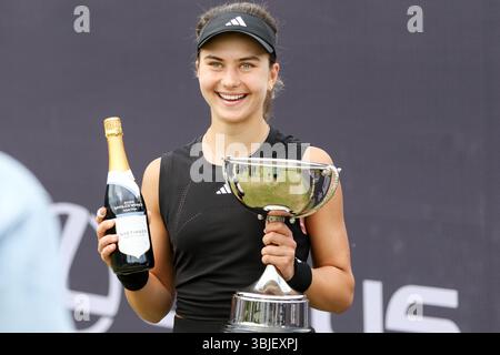 Ilkley, Royaume-Uni. 15 juin 2025. Ilkley Tennis Club, Angleterre, 15 juin 2025 : IVA Jovic avec le trophée WTA 125 Lexus Ilkley Open au Ilkley Tennis Club à Ilkley, Angleterre, le 15 juin 2025. (Sean Chandler/SPP) crédit : photo de presse sportive SPP. /Alamy Live News Banque D'Images