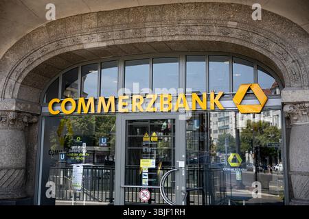15 juin 2025, Berlin, Berlin, Allemagne : une vue de la succursale de la Commerzbank sur Kaiserdamm dans le quartier Berlin-Charlottenburg est vue le dimanche 15 juin 2025. Le secteur bancaire allemand a fait l'objet d'un examen public de plus en plus minutieux dans le contexte des débats en cours sur les taux d'intérêt, les réformes du système bancaire numérique et les fermetures de succursales dans les grandes villes. Cet emplacement reste l'une des succursales de banlieue les plus fréquentées de Berlin Ouest. (Crédit image : © Michael Kuenne/PRESSCOV via ZUMA Press Wire) USAGE ÉDITORIAL SEULEMENT ! Non destiné à UN USAGE commercial ! Banque D'Images