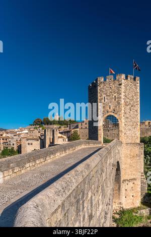 REGARDER TOUR VIEUX PONT BESALU GIRONA CATALOGNE ESPAGNE Banque D'Images