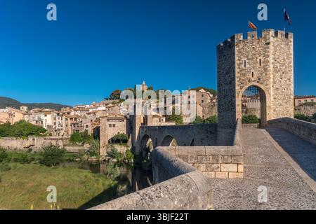 REGARDER TOUR VIEUX PONT BESALU GIRONA CATALOGNE ESPAGNE Banque D'Images