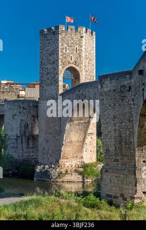 REGARDER TOUR VIEUX PONT BESALU GIRONA CATALOGNE ESPAGNE Banque D'Images
