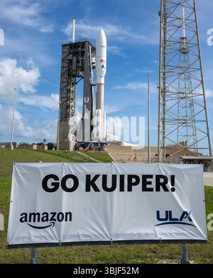 Cap Canaveral, États-Unis. 15 juin 2025. La fusée Atlas V de United Launch Alliance se trouve sur le complexe de lancement spatial 41 à la Station spatiale de Cape Canaveral, Cape Canaveral, Floride, le dimanche 15 juin 2025. Le lancement de l'ULA est prévu pour le 16 juin et livrera le deuxième lot de satellites du projet Kuiper dans l'espace pour Amazon. Le projet Kuiper est le réseau à large bande par satellite en orbite basse d'Amazon pour le service Internet dans le monde entier. Photo de Pat Benic/UPI crédit : UPI/Alamy Live News Banque D'Images