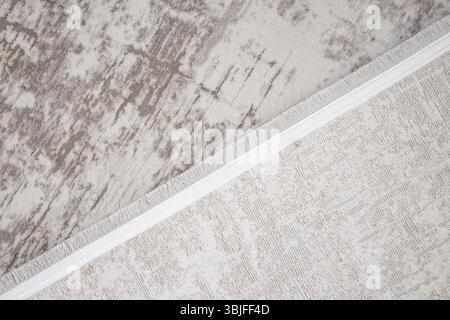Tapis gris en fibre synthétique avant et arrière se chevauchant, toile de fond abstraite Banque D'Images