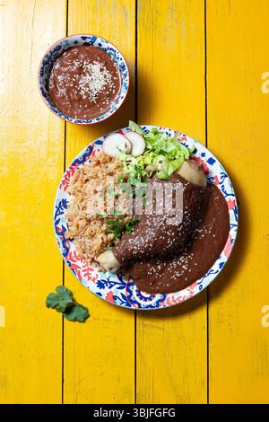 Délicieux taupe poblano mexicain servi avec du riz et des accompagnements frais pour une célébration festive Banque D'Images