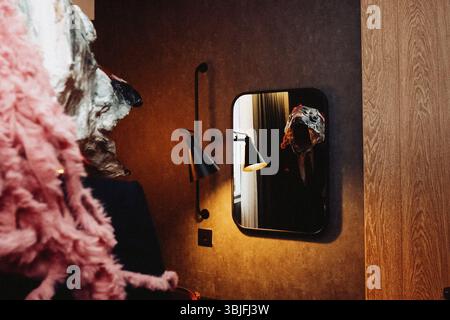 Londres, Royaume-Uni. 21 mai 2024. Deux artistes de Ocean Rebellion, portant des têtes de saumon grotesques, se mêlent aux participants à la conférence au Blue Food innovation Summit pour protester contre l’industrie du saumon et le greenwash de l’aquaculture. Un tableau rose apparaît avec un groupe de personnes convenables, jouant un jeu de Pink Pong pour souligner la cruauté de l’industrie écossaise du saumon et la complicité de l’aquaculture Stewardship Council (ASC), des supermarchés et des nombreux intervenants au sommet. Crédit : Joao Daniel Pereira/Alamy Live News Banque D'Images