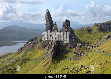 Le vieil homme de Storr, pinacles de basalte, crête trotternaire de l'île de Skye en Écosse, Royaume-Uni. Banque D'Images