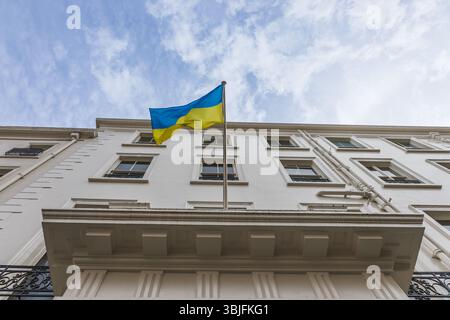 Drapeau national ukrainien volant au-dessus de la façade du bâtiment historique de la ville Banque D'Images