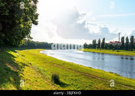 remblai de la rivière uzh dans la lumière du matin. pittoresque rive européenne. magnifique paysage urbain en été. linden ruelle sur la rive gauche Banque D'Images