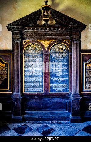 Holy Trinity Bothenhampton : le chef-d'œuvre d'Edward Prior dans l'architecture anglaise. Intérieur de l'église montrant l'autel et les dix Commandements Banque D'Images