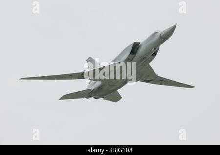 Moscou, Russie - 23 février 2012 : bombardier stratégique tu-160 des forces armées russes. Bombardier d'entraînement au vol Banque D'Images
