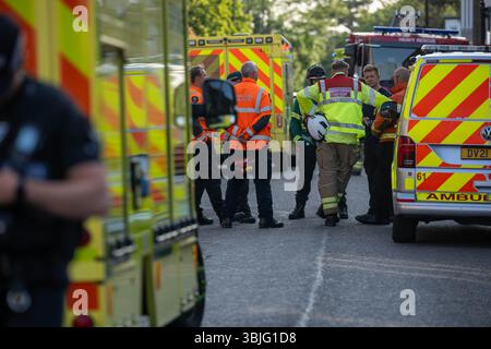 Brentwood Essex 15 juin 2025 un incident majeur ferme Brentwood Essex High Street avec plusieurs véhicules des services d'urgence en présence crédit : Ian Davidson/Alamy Live News Banque D'Images