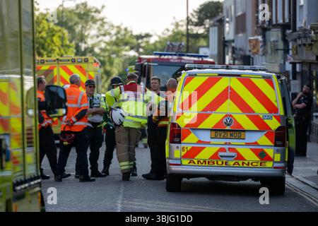Brentwood Essex 15 juin 2025 un incident majeur ferme Brentwood Essex High Street avec plusieurs véhicules des services d'urgence en présence crédit : Ian Davidson/Alamy Live News Banque D'Images