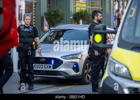 Brentwood Essex 15 juin 2025 un incident majeur ferme Brentwood Essex High Street avec plusieurs véhicules des services d'urgence en présence crédit : Ian Davidson/Alamy Live News Banque D'Images