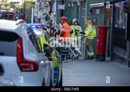Brentwood Essex 15 juin 2025 un incident majeur ferme Brentwood Essex High Street avec plusieurs véhicules des services d'urgence en présence crédit : Ian Davidson/Alamy Live News Banque D'Images