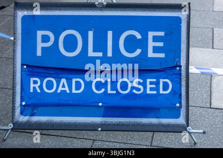 Brentwood Essex 15 juin 2025 un incident majeur ferme Brentwood Essex High Street avec plusieurs véhicules des services d'urgence en service avis de fermeture de la route de police crédit : Ian Davidson/Alamy Live News Banque D'Images
