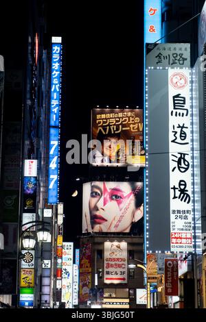 Tokyo, Japon, 4 mai 2025. Vue nocturne de Kabuki, la célèbre rue de Shinjuku, Tokyo avec panneaux publicitaires Banque D'Images