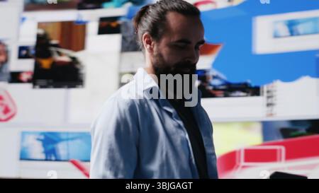 Personne heureuse et insouciante se connectant sur un réseau social dans le monde numérique, audience mondiale des médias sociaux. Homme investissant dans des outils de branding pour renforcer l'influence et l'engagement. Caméra A. Banque D'Images