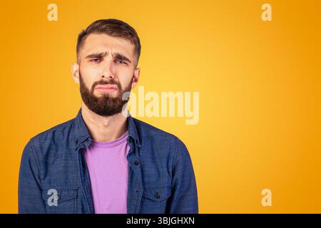 Jeune homme caucasien se sentant malheureux et déprimé, pleurant ou whi Banque D'Images