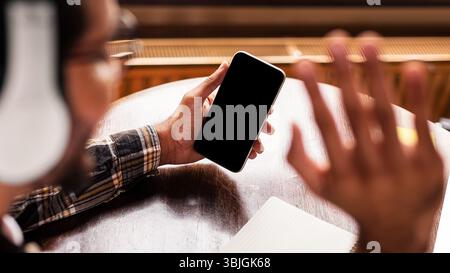 Un étudiant indien, Guy, se lavent au téléphone pour passer un appel vidéo à l'intérieur Banque D'Images