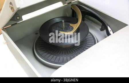 Le disque d'enregistrement Beatles Twist and Shout sur un tourne-disque portable Banque D'Images