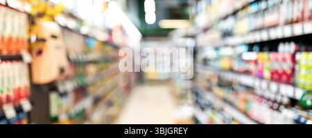 Arrière-plan de l'allée du supermarché, prise de vue défoqué du magasin d'alimentation avec étagères colorées Banque D'Images