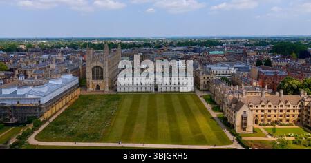Vue panoramique sur l'université de Cambridge, avec King's College Chapel, Clare College et le paysage urbain, mettant en valeur l'architecture historique et Banque D'Images