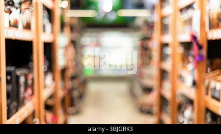 Département de l'alcool à Supermaket, flou de fond de la boutique de vin Banque D'Images