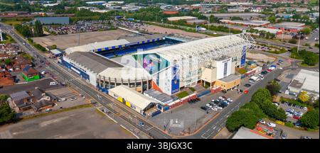 LEEDS, Royaume-Uni - 12 JUIN 2025 - vue aérienne du stade Elland Road à Leeds, domicile du Leeds United Football Club, mettant en valeur sa présence importante au sein du club Banque D'Images