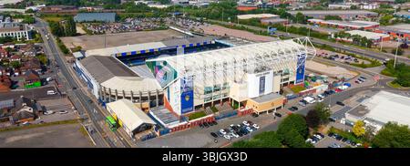 LEEDS, Royaume-Uni - 12 JUIN 2025 - vue aérienne du stade Elland Road à Leeds, domicile du Leeds United Football Club, pendant une journée ensoleillée Banque D'Images