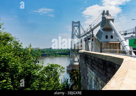 Poughkeepsie, NY - US - 13 juin 2025 le Franklin D. Roosevelt Mid-Hudson Bridge enjambe la rivière Hudson à Poughkeepsie, un gracieux pont suspendu Banque D'Images