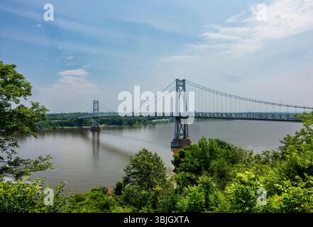Poughkeepsie, NY - US - 13 juin 2025 le Franklin D. Roosevelt Mid-Hudson Bridge enjambe la rivière Hudson à Poughkeepsie, un gracieux pont suspendu Banque D'Images
