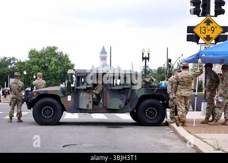 ArmyÕs défilé de célébration du 250e anniversaire à Washington, États-Unis, Washington DC, Virginie. - 14 juin 2025 des soldats américains sécurisent le périmètre lors de la parade du 250e anniversaire de l'armée à Washington, DC, États-Unis, le 14 juin 2025. Le défilé, qui coïncidait avec le 79e anniversaire du président américain Donald TrumpÕs, devrait coûter jusqu’à 45 millions de dollars et mettre en vedette près de 7 000 soldats ainsi que des dizaines de chars et d’hélicoptères. WASHINGTON DC ÉTATS-UNIS Copyright : xGentxShkullakux Banque D'Images